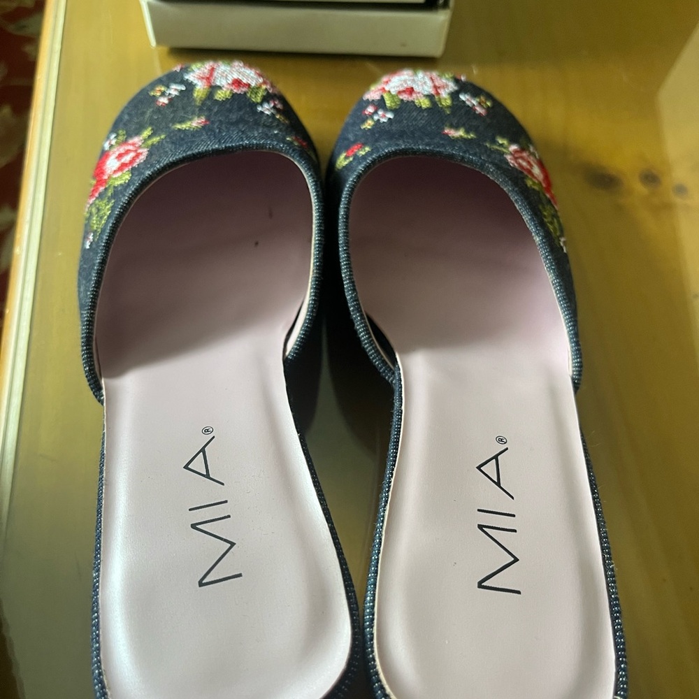 MIA Women's Floral Embroidered Black Flats